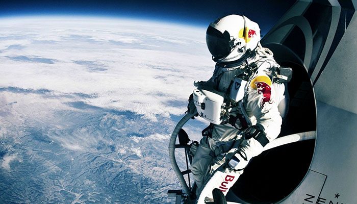 Campaña de marketing de Red Bull de un hombre saltando desde la estratosfera.